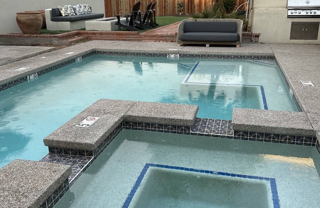 Midtown home with Pool Spa, fire pit, close to U of A, Restaurants, & Shopping