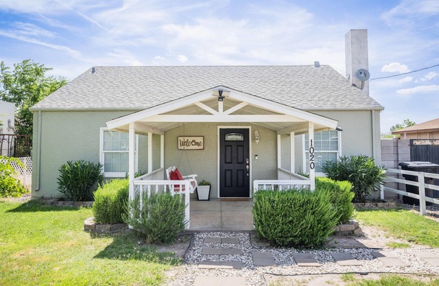 Midtown Oasis! Designed for quick getaway or extended stay.