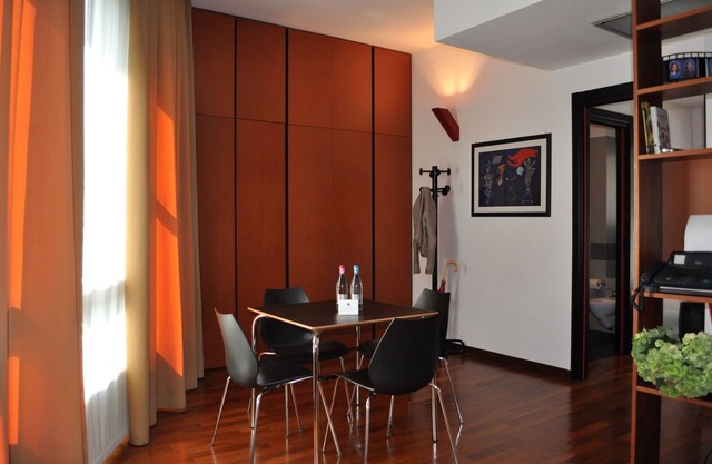 Milan: Apartment in elegant and modern residence