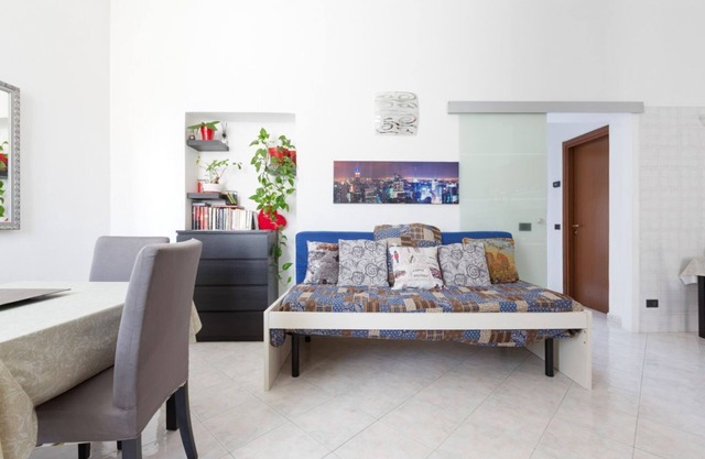 Milan Cosy Apartment: Urban Comfort