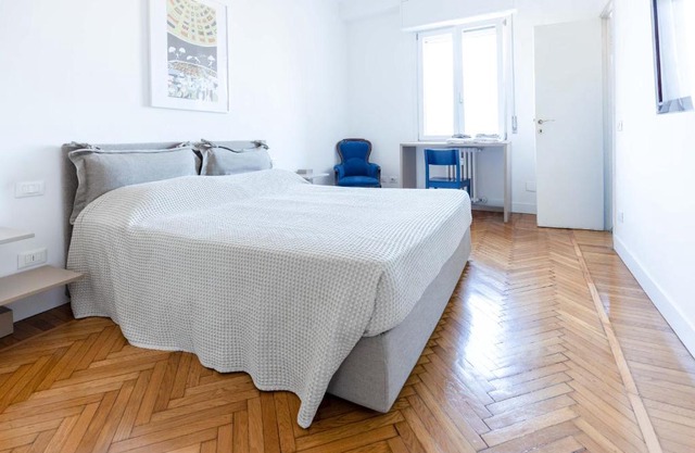 Milan Flat 5 min from Duomo with Park for small cars