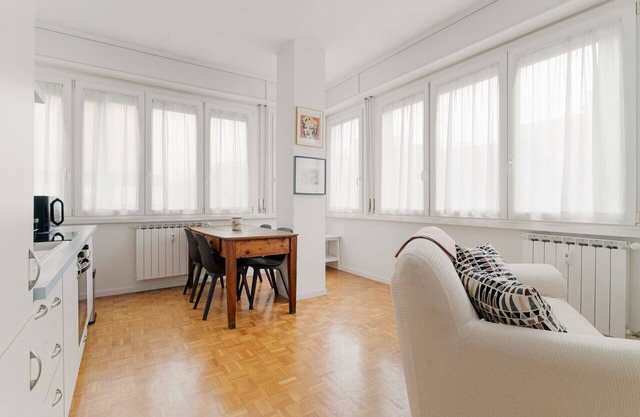Milano Bright Apartment with private parking!