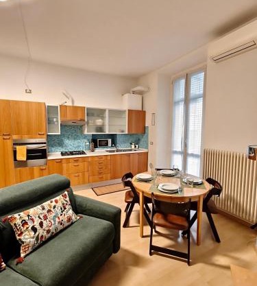 Milano Center Apartment in Shopping and living Area with AC, Wifi, steps from M1 and Airport and Fiera Milano link