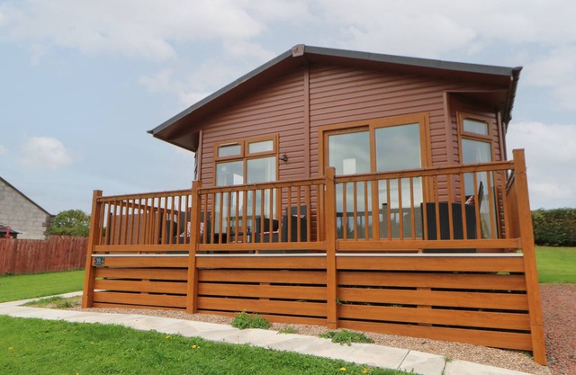 MILDRED'S LODGE, pet friendly, with hot tub in Felton