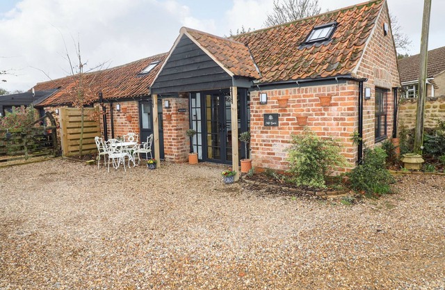MILL BARN, character holiday cottage, with a garden in Barrowby