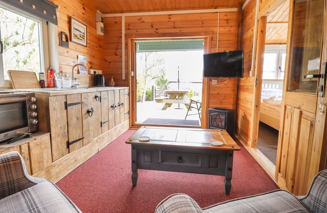 MILL CABIN DENANT, pet friendly, with a garden in Haverfordwest