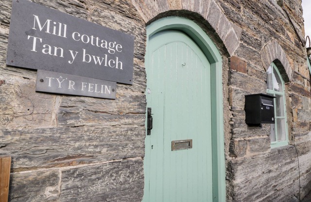 MILL COTTAGE, pet friendly, with open fire in Penrhyndeudraeth