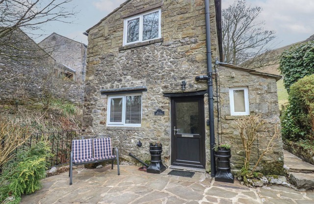 MILL COTTAGE, pet friendly, character holiday cottage in Buckden