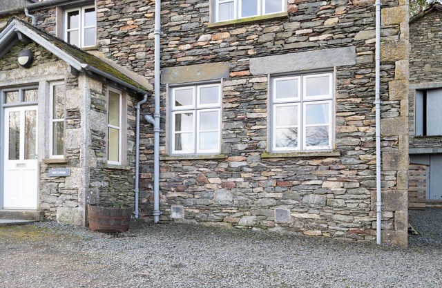 Mill Cottage with Lake access.