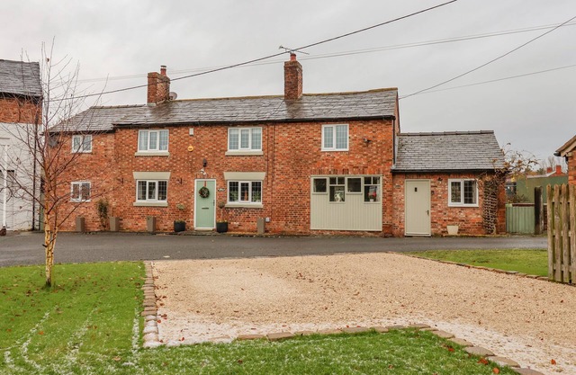 MILL LANE COTTAGE, family friendly, with a garden in Tarvin
