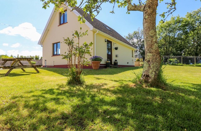 MILL VIEW, pet friendly, with a garden in Neyland
