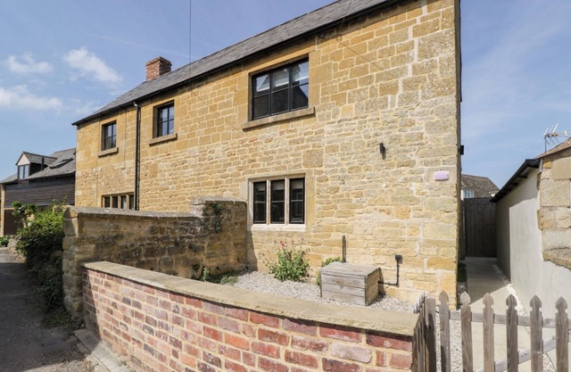 MILLBANK COTTAGE, family friendly in Mickleton, Gloucestershire