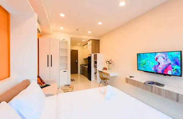 Millennium-Tropical Studio, cạnh Central