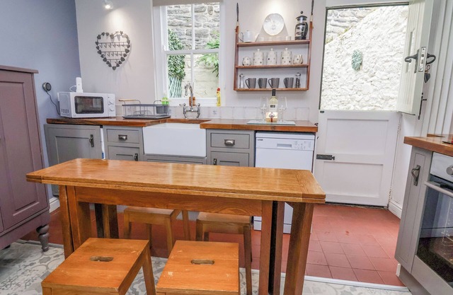 MILLGATE COTTAGE, pet friendly, character holiday cottage in Conwy