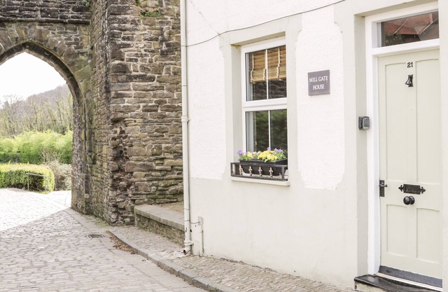 MILLGATE HOUSE, pet friendly, character holiday cottage in Conwy