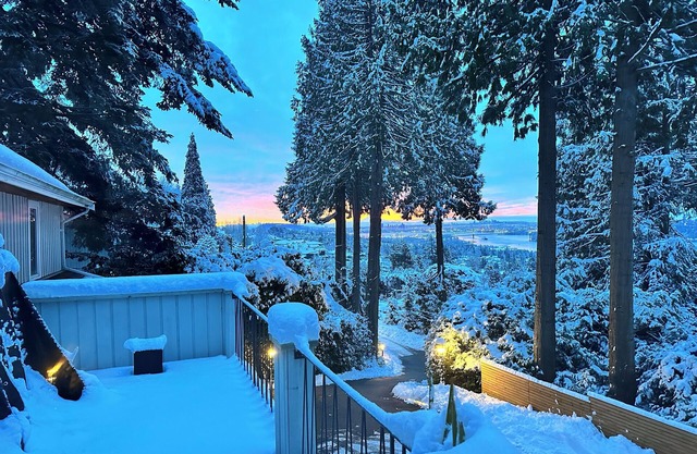 Million-Dollar-View Home in West Vancouver with Pool close to Downtown Vancouver