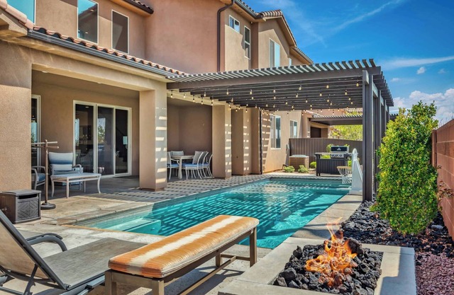Million Dollar View: Private Pool, Paradise Village, Theater, 6 Master Suites!