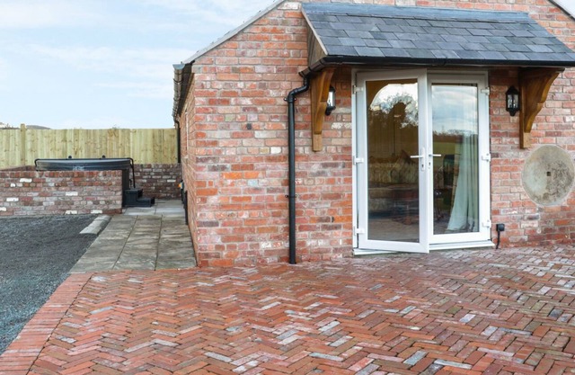 MILLSTONE COTTAGE, pet friendly, with hot tub in Westbury