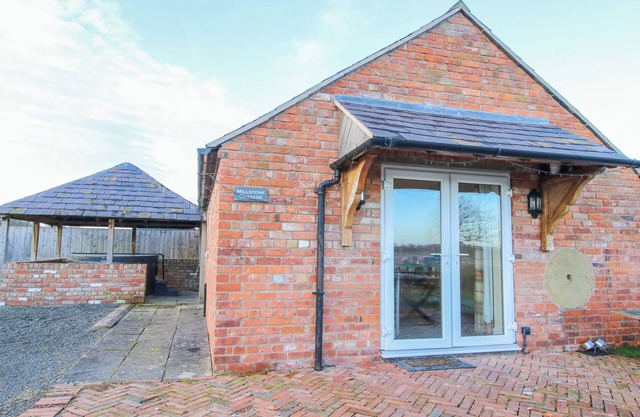MILLSTONE COTTAGES - MILLSTONE COTTAGE, pet friendly in Westbury