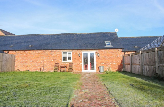 MILLSTONE COTTAGES - MIDDLE COTTAGE, pet friendly in Westbury
