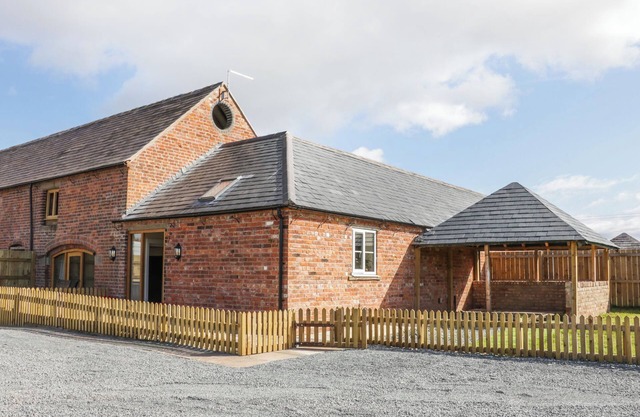 MILLSTONE COTTAGES - GRANARY COTTAGE, pet friendly in Westbury