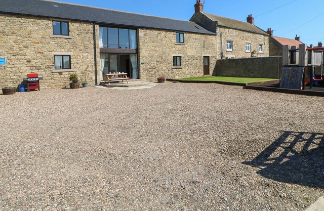 MILLSTONE, pet friendly, character holiday cottage in Staindrop