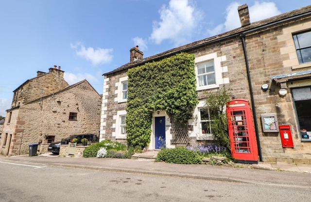 MILLWARD HOUSE, pet friendly, character holiday cottage in Longnor