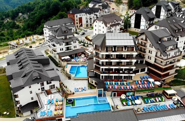 Milmari - Breakfast and pool