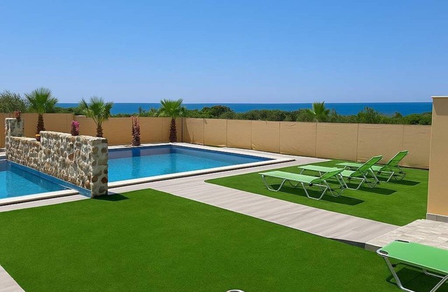Milolithos Paradise, Beachfront Getaway with Pool