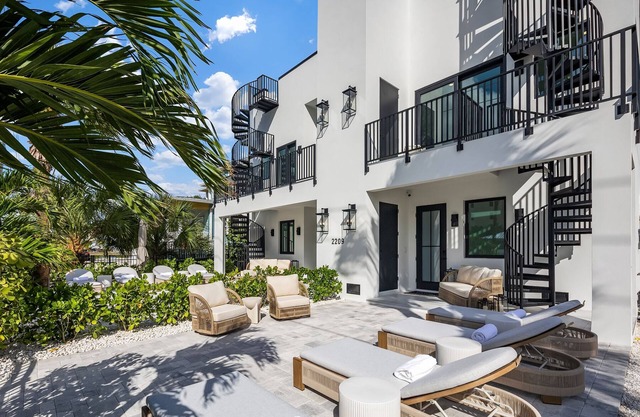 Milos Beach House "BRAND NEW" A Luxe Haven Steps from the Beach-ROOFTOP SWIMMING