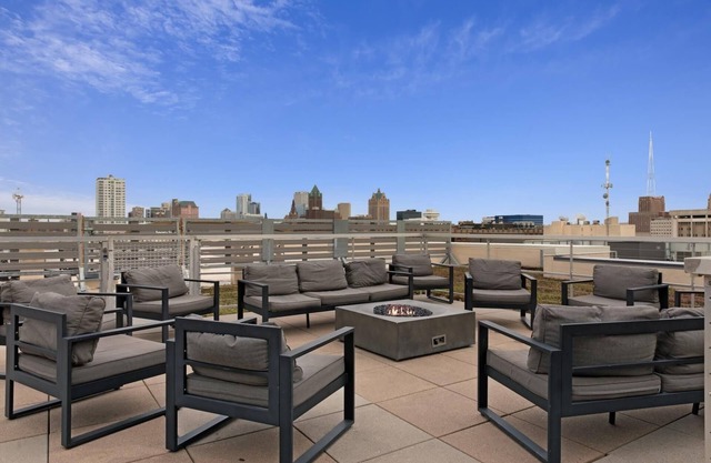 Milwaukee | Beautiful Family 2BD/2BA Downtown Apartment