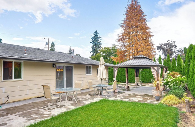 Milwaukie Home w/Outdoor Dining Space