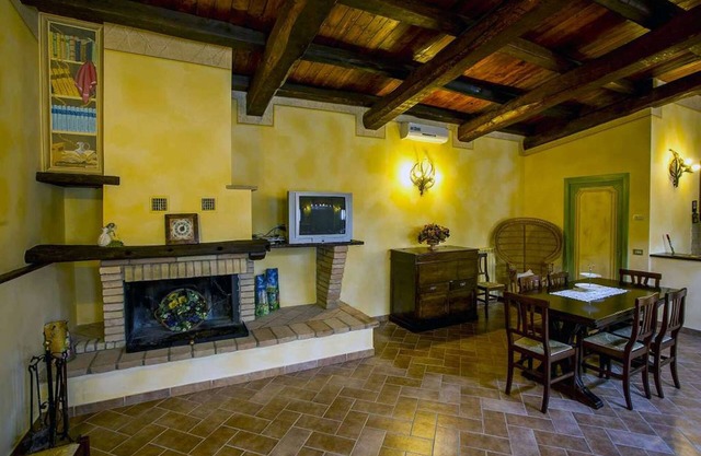 Mimosa Apartment in Farmhouse with garden and pool