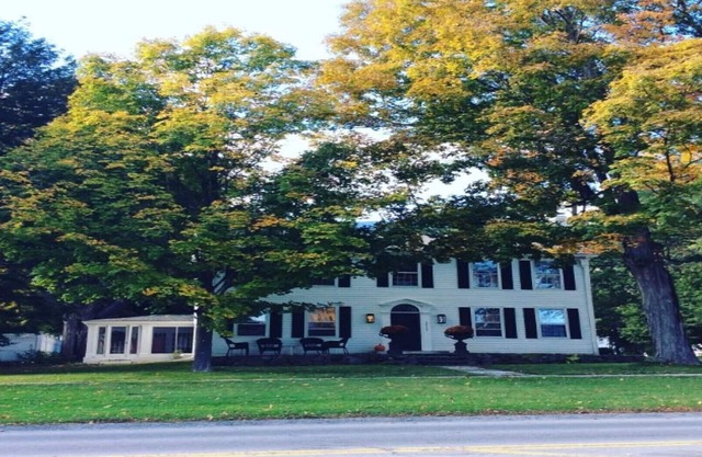 Miner Cottage-Historic Antique Home just steps from the Equinox Resort