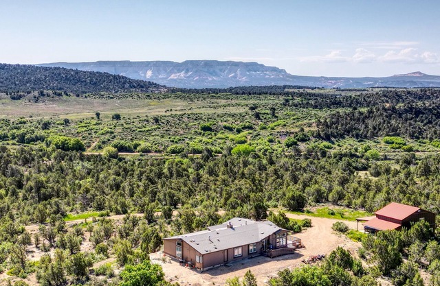 Mineral Spring at Zion. 15 Minutes to Zion's East gate! Beautiful hilltop home.