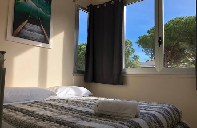 Mini apartment a stone's throw from the beach with parking space