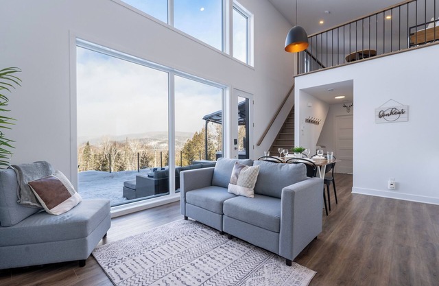 Mini Bonheur-eux: spa with mountain views