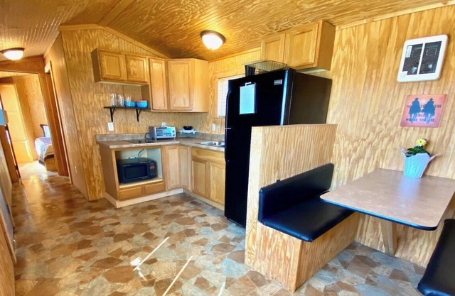 Mini Cowboy Cabin - Tiny House near Medora, ND