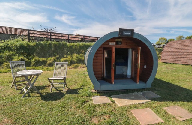 MINI POD, romantic, with a garden in Burniston