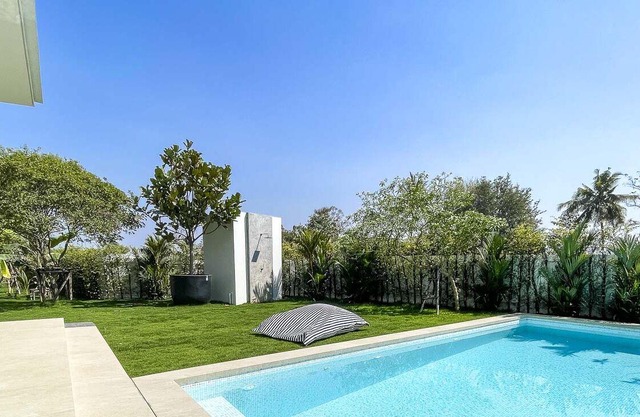 Minimal Luxury Villa HUGE Garden. 10 min to Nimman