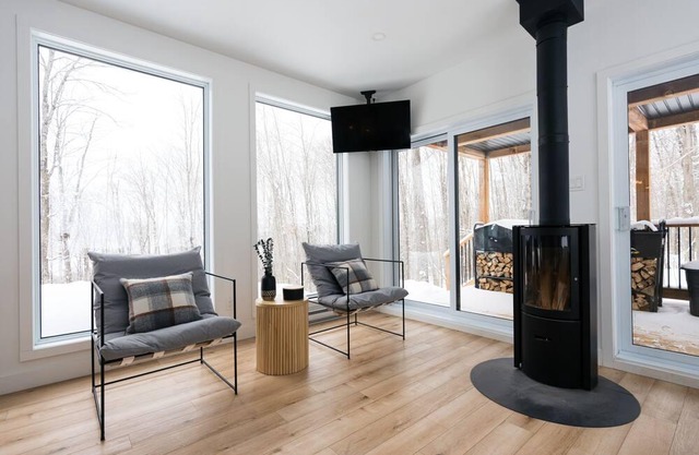 Minimalist chalet near hiking trails and with access to a lake