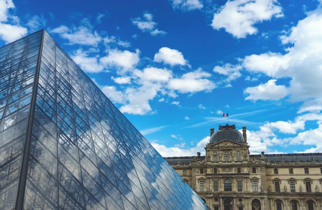 Minimalist Masterpiece 290² Loft"Pure Lines, Prime Location Historic Paris 1er"