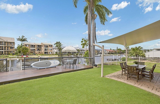 Minimum 3 night stay 4 Bed/2 Bath Sleeps 10 (max 6 Adults)