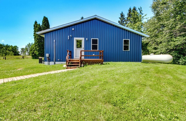 Minnesota Escape Near Snowmobiling & Fishing!