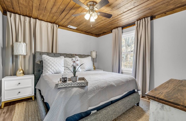 Mins from Campus | Cozy | King Bed