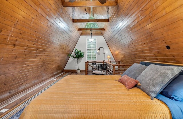 Mins from Campus | Cozy | Big Patio