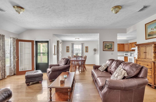 Mins from Campus | Spacious | King Bed