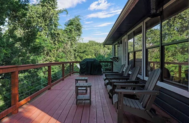 Mins from Lake Austin: 2 story, fully equipped 4bd house with creek & fire pit.