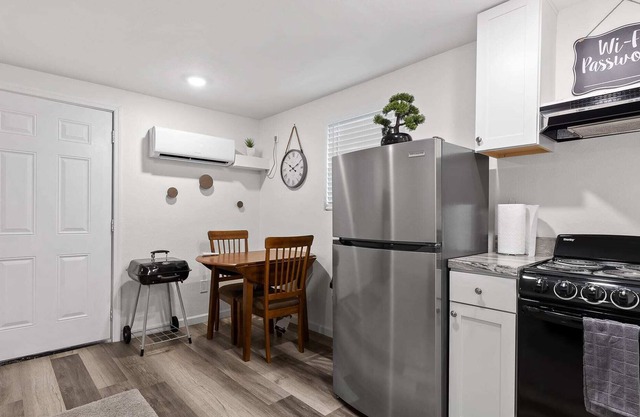 Mins from Zoo & Downtown! Laurel Lounge Apt. 1