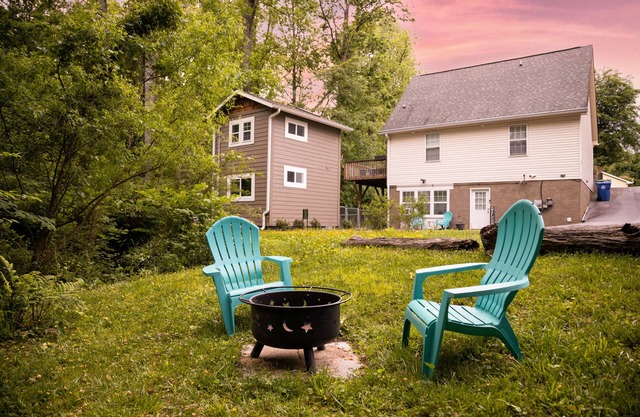 Mins to Asheville. Studio w/Fire pit. Pet Friendly, Washer and Dryer